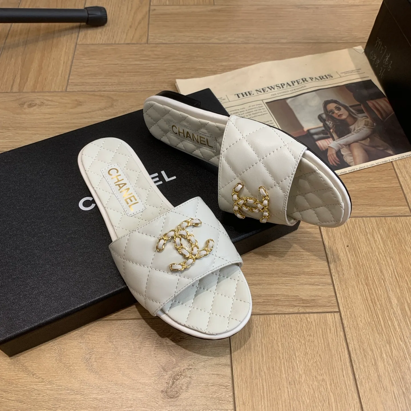 👟👟Ex-factory price 500👟👟 🍀Chanel Xiaoxiang 25ss new lazy double C-buckle slippers. Versatile, slimming and elegant slippers. A slipper with great appearance. It looks great with any combination! Lazy slippers are worth recommending. Calfskin upper, mixed sheepskin lining, Italian genuine leather outsole. Size: 35-41 (40 and 41 customized, non-refundable) 👉